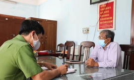 Cơ quan công an làm việc với bị can Mai Hắc Lợi sau khi đọc lệnh khởi tố. Ảnh L.H