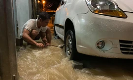 Nha Trang ngập nhiều nơi, dân thao thức không ngủ để canh lũ