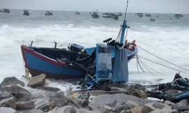 Tàu cá Phú Yên bị sóng đánh chìm ở Khánh Hòa, 5 người mất tích