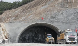 Máy móc đào hầm Dốc Sạn trên tuyến cao tốc Bắc Nam đoạn Nha Trang - Cam Lâm