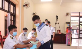 Cử tri huyện đảo Trường Sa bỏ phiếu tại khu vực Vùng 4 - Hải quân. Ảnh C.H