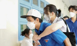 Hình ảnh ấm áp mùa thi THPT 2022: Tình nguyện viên cõng thí sinh đến điểm thi 