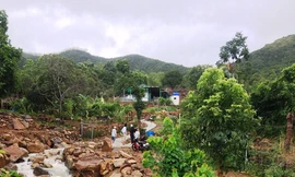 Trượt chân khi qua suối, ba cha con bị nước lũ cuốn trôi