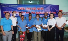 Báo chí thường trú Khánh Hòa tặng quà bệnh nhân phong khó khăn