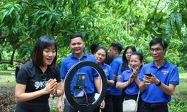 Thanh niên livestream bán nông sản
