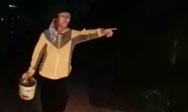 Bà Chút mang chất bẩn đổ lên người bé trai 2 tuổi để đòi nợ. Ảnh cắt lại clip.