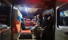 4 ngư dân Phú Yên đi bộ được đưa lên xe về nhà. Ảnh CTV.