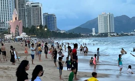 Bãi biển Nha Trang đông nghịt người chiều 3/2. Ảnh CÔNG HOAN