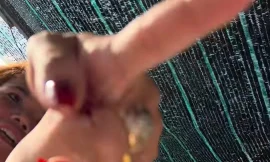 Chủ quán cơm dưới chân đèo Rọ Tượng doạ tạt canh vào du khách. Ảnh chụp từ clip.