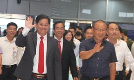 Lãnh đạo tỉnh Khánh Hoà đón HLV Park Hang - Seo 