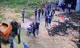 Bị nhiều người tấn công gây thương tích sau câu chửi của một phó giám đốc