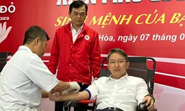 Bí thư Tỉnh uỷ Khánh Hòa hiến máu tại Chủ nhật Đỏ