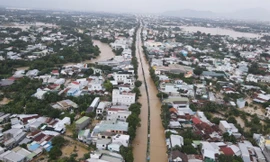 Đường phố, nhà cửa người dân Nha Trang chìm ngập trong nước lũ
