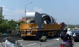 Xe tải tông sập nhà dân, nhiều người hoảng loạn chạy thoát thân