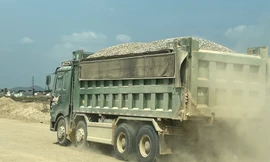 Xe cơi nới thành thùng, hết đăng kiểm chở đất đá chạy rầm rập qua đường giao thông nông thôn