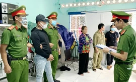 Công an TP. Tuy Hòa đọc lệnh khởi tố bị can đối tượng Dương Văn Toàn. Ảnh công an cung cấp.