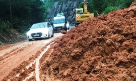 Quốc lộ 27C nối Nha Trang - Đà Lạt tiếp tục bị sạt lở, gây ách tắc giao thông