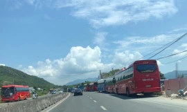 Xe khách du lịch đến Khánh Hoà dịp tháng 5/2021. Ảnh LỮ HỒ.