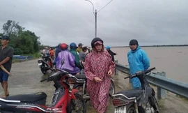 Ra bờ kè xem lũ, nam thanh niên bị nước cuốn trôi