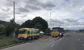 Các cán bộ Trạm cân Khánh Hoà bị tố bỏ qua lỗi vi phạm của xe quá khổ, quá tải. Ảnh LỮ HỒ.