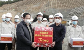 Thủ tướng Chính phủ Phạm Minh Chính tặng quà cho nhà đầu tư và đơn vị thi công dịp đầu Xuân Nhâm Dần. Ảnh L.H