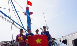 Hỗ trợ thực phẩm cho tàu cá ngư dân Bình Định đánh bắt cá ở Trường Sa 