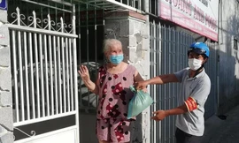Nhận 'lệnh' ở nhà trong 7 ngày, người dân Nha Trang, Đà Nẵng mua thực phẩm thế nào?