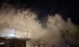 Khói bóc lên nghi ngút tại quán bar Sands Bay. Ảnh L.H