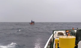 Tàu cá va vào đá ngầm, 4 ngư dân rơi xuống biển