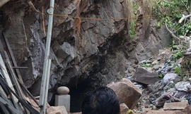 Lở núi làm 2 mẹ con bị thương nặng