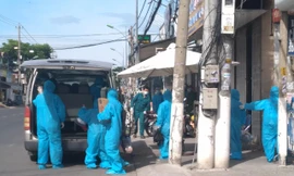 Lực lượng y tế đưa người nghi nhiễm COVID - 19 tại phường Vĩnh Phước - TP. Nha Trang đi cách ly. Ảnh LỮ HỒ.