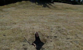 Một người đang thử nghiệm loại vật liệu tàng hình mới