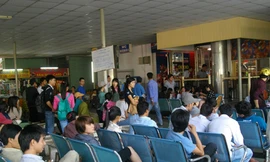 Bến xe “cháy” vé, cò bủa vây sân ga