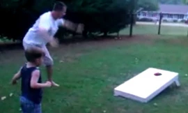 Bé trai ba tuổi 'trăm ném trăm trúng'