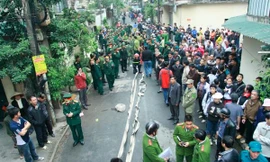 Lực lượng công an, quân đội dàn trận dập lửa