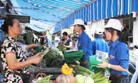 Đoàn viên thanh niên tuyên truyền người dân bảo vệ môi trường Ảnh: N.H