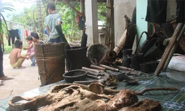 Cận cảnh đồ dùng tự tạo của cha con ‘người rừng’