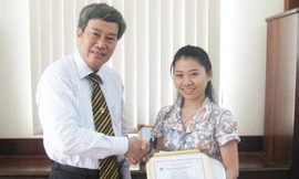 Vân Anh nhận giải Green Prize do Ban Giám đốc công ty trao tặng