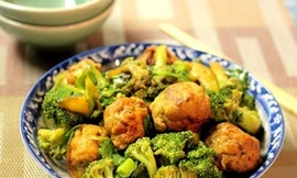 Chả gà rim với súp lơ xanh