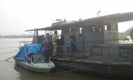 Lực lượng chức năng giải cứu người đàn ông nhảy cầu. Ảnh: DH