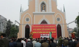 Cán bộ Công an quận Hoàng Mai tổ chức văn nghệ mừng Giág sinh tại giáo xứ Nam Dư. Ảnh: MĐ 