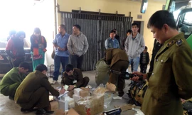 Lực lượng chức năng kiểm tra hàng lậu