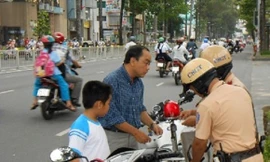 Kể từ ngày 10/4 đồng loạt xử phạt trường hợp không đội mũ bảo hiểm cho trẻ trên 6 tuổi khi ngồi trên xe mô tô, gắn máy...lưu thông trên đường.