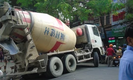 Xe vua vào phố cấm giữa ban ngày