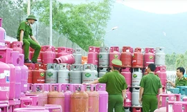 Hàng vạn bình gas bị chiếm giữ trái phép tại Cty TNHH Dầu khí Thanh Hoá. Ảnh: PLVN
