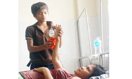 Bố mẹ cháu bị liệt cả rồi