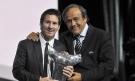 Messi nhận giải thưởng từ tay chủ tịch UEFA Platini