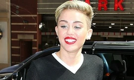 Miley Cyrus kiên quyết không chịu mặc áo ngực
