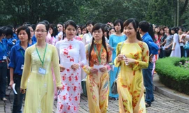 Nữ sinh nô nức diện áo dài đi bầu cử