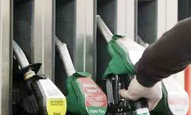 Giá dầu thô bất ngờ chạm ngưỡng 100 USD